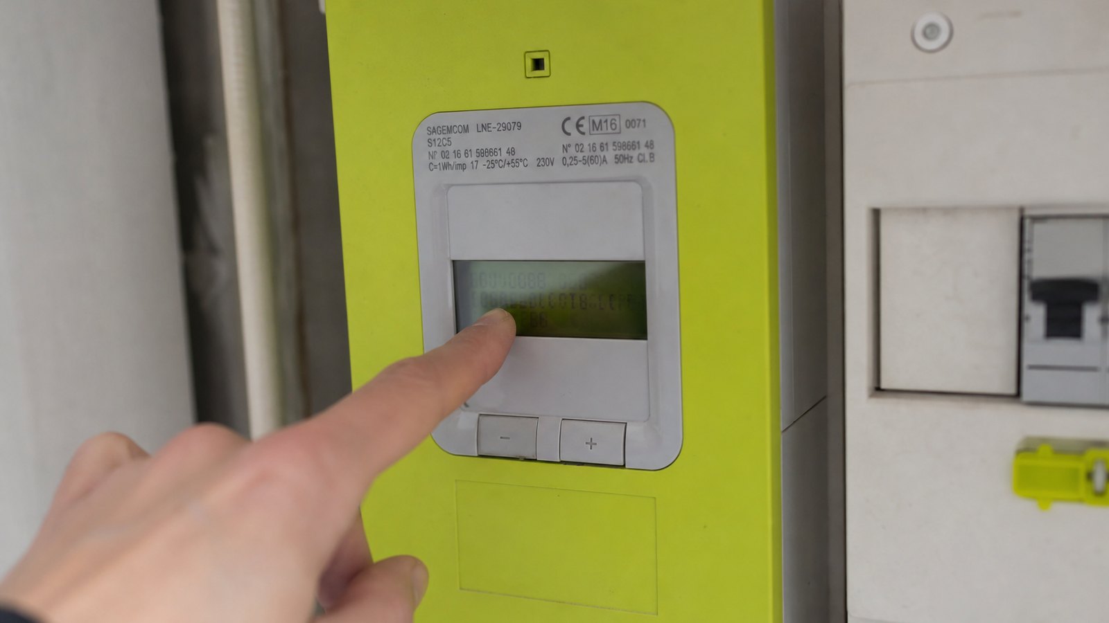 Relevé d'un compteur électrique pendant un état des lieux